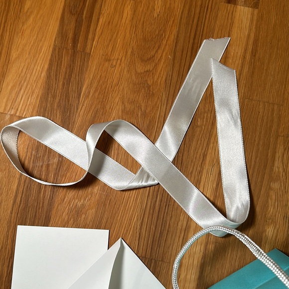 Tiffany packaging: blue box, gift card, envelope, ribbon, bag and shipping box - Picture 9 of 11